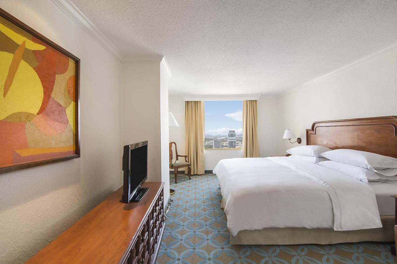 Fiesta Americana Reforma Mexico By Eksteriør billede A guest room at the Hilton San Francisco